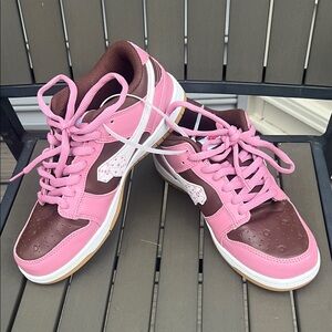Dybbuk Lucky dice Pink and Brown Low-Top Sneakers